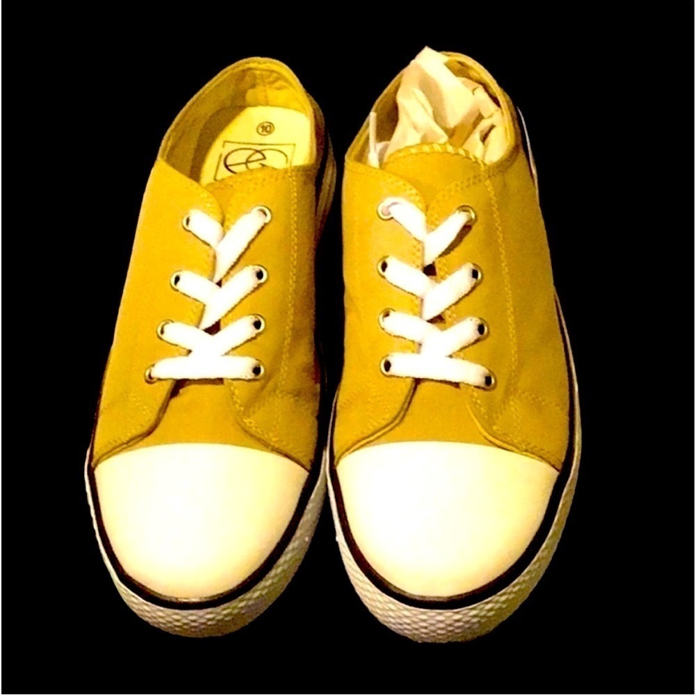Everglades size 10 tan and white mule/slip-on sneakers with box